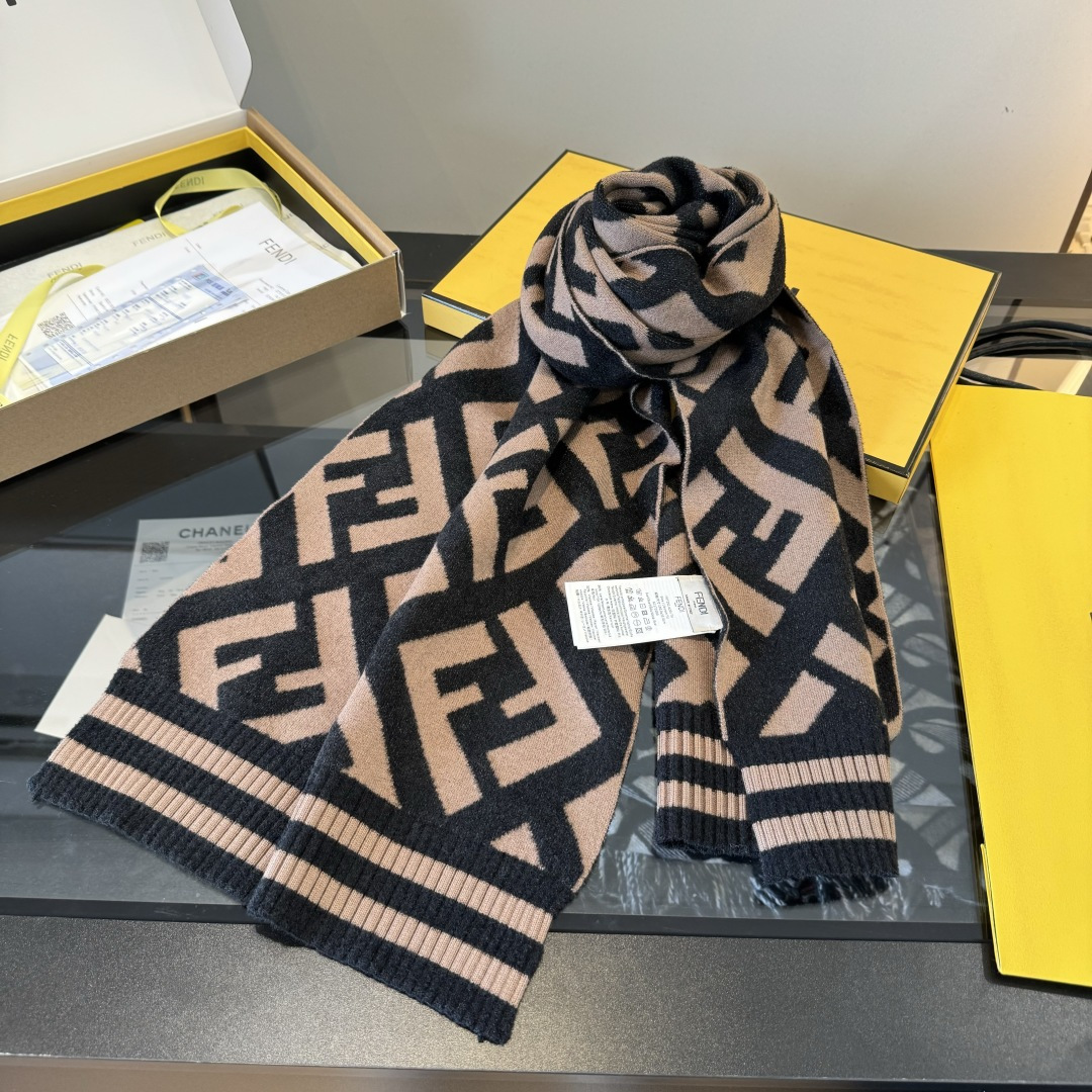 Fendi F家 【 得要命 这种F一定要见好就收】最好的品质才好意思让你们大大方方的美 吐老血推荐啊 品质无敌非常厚实温暖 款式更不用多说