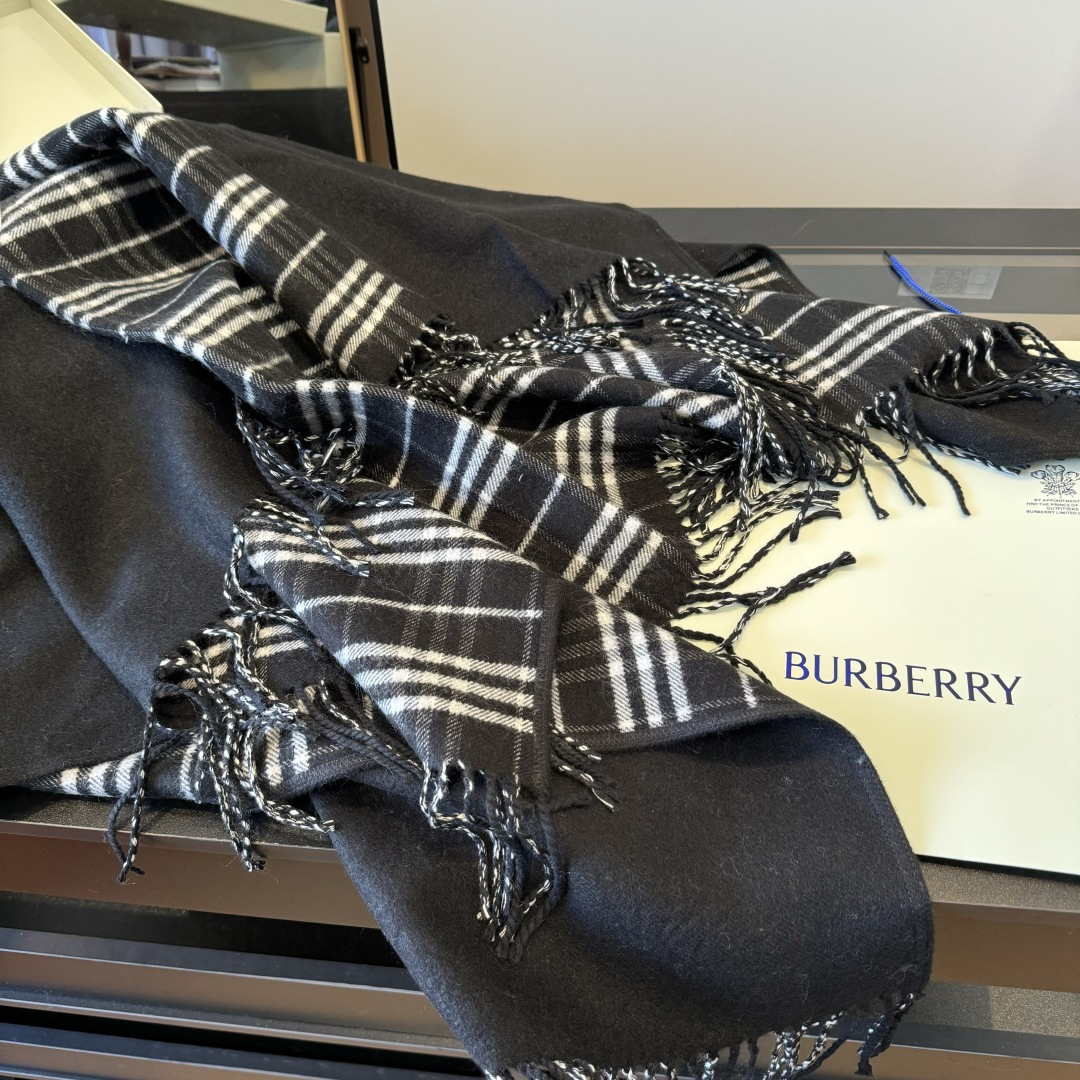 Burberry burberry 英伦格双面斗篷披肩 这批 全包 本来订制出口单 但是不明原因被扣留
