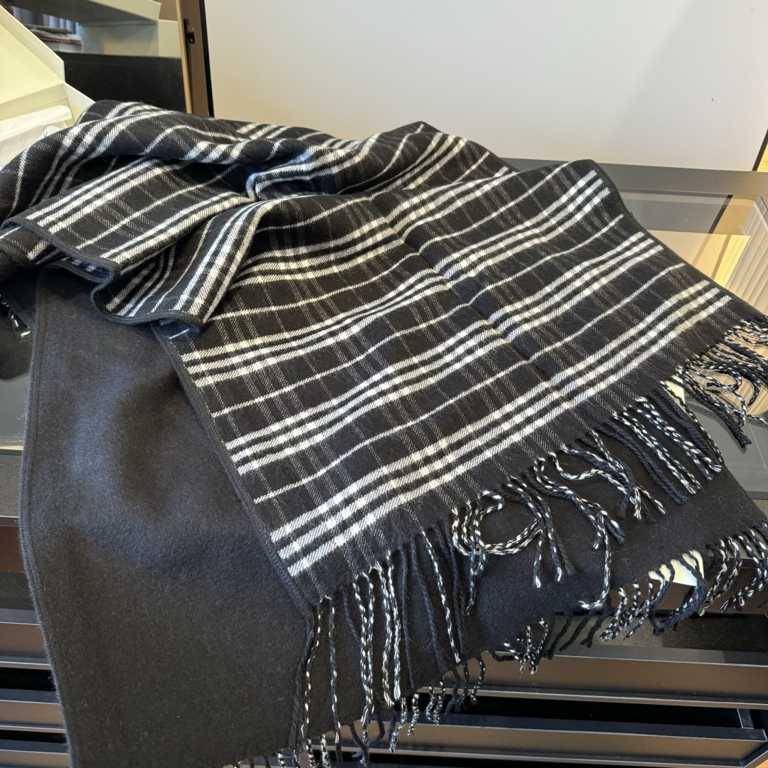 Burberry burberry 英伦格双面斗篷披肩 这批 全包 本来订制出口单 但是不明原因被扣留