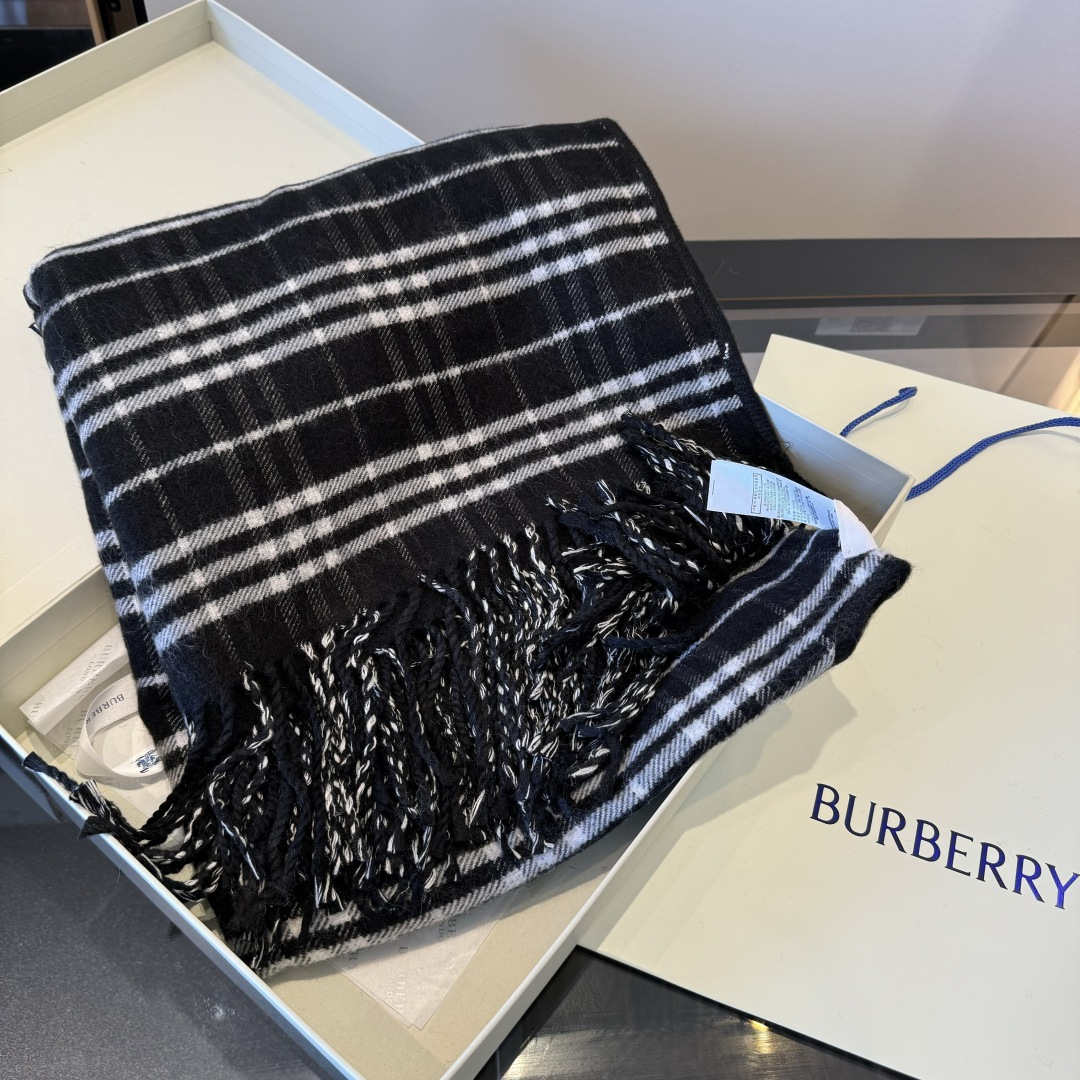 Burberry burberry 英伦格双面斗篷披肩 这批 全包 本来订制出口单 但是不明原因被扣留