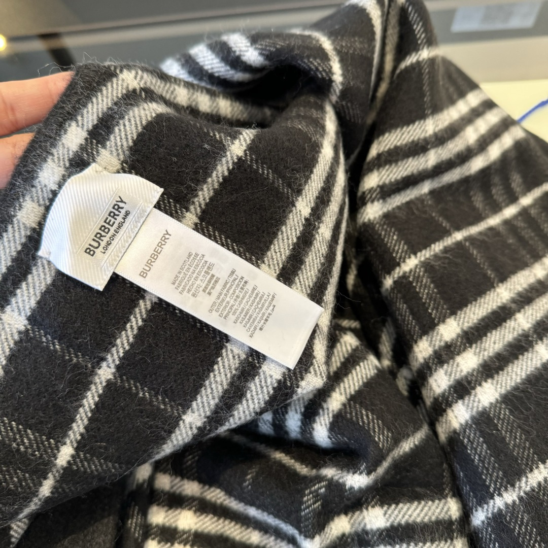 Burberry burberry 英伦格双面斗篷披肩 这批 全包 本来订制出口单 但是不明原因被扣留