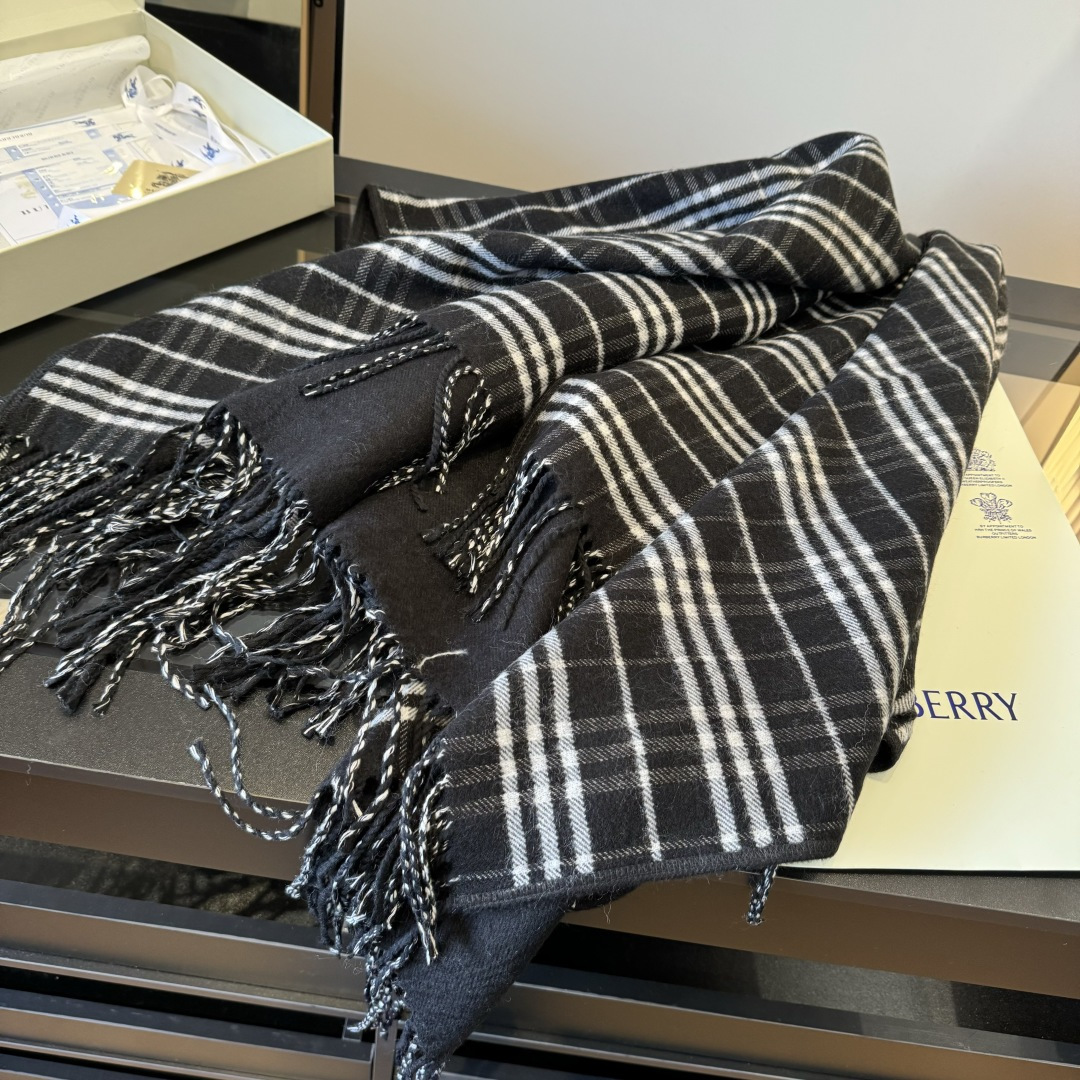 Burberry burberry 英伦格双面斗篷披肩 这批 全包 本来订制出口单 但是不明原因被扣留
