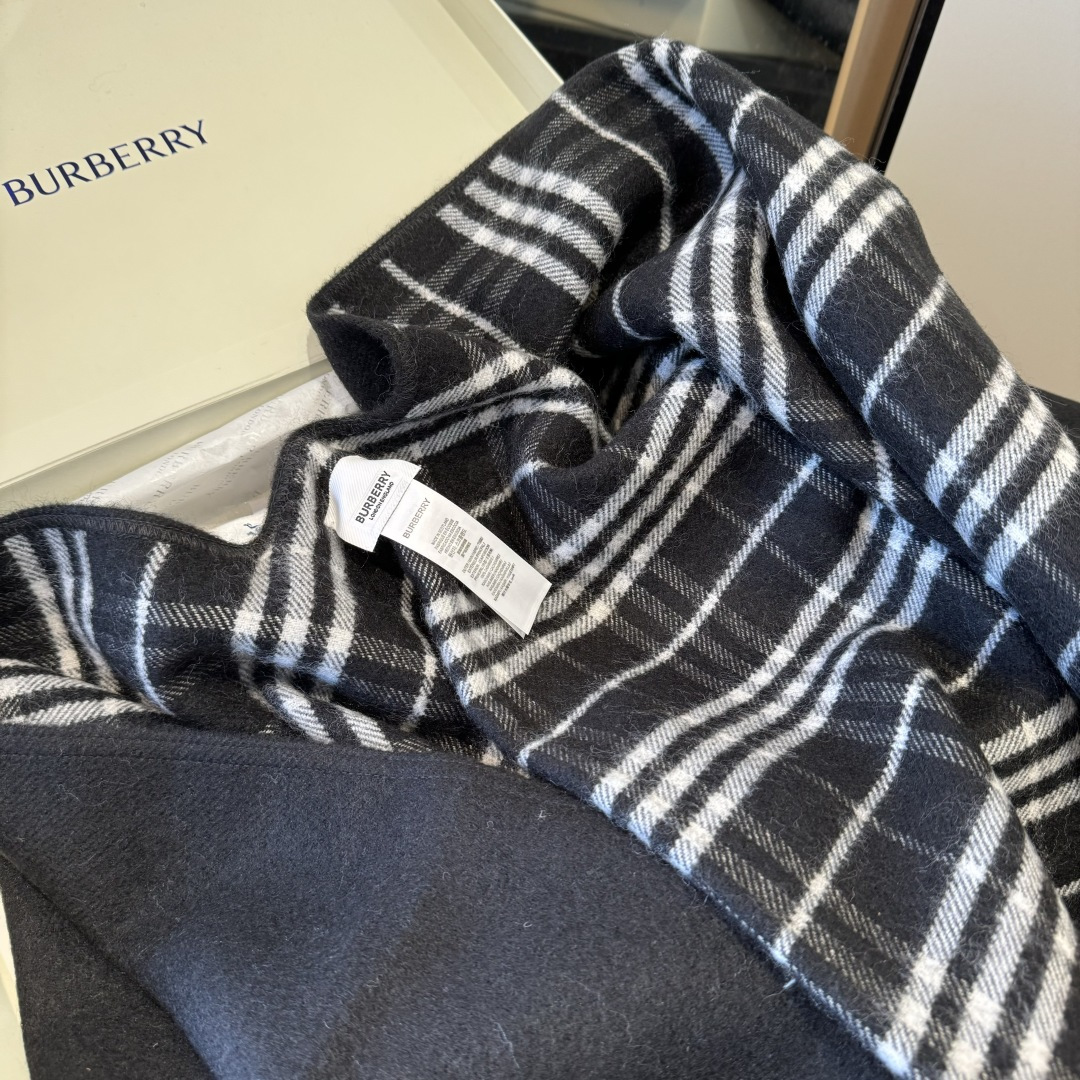 Burberry burberry 英伦格双面斗篷披肩 这批 全包 本来订制出口单 但是不明原因被扣留