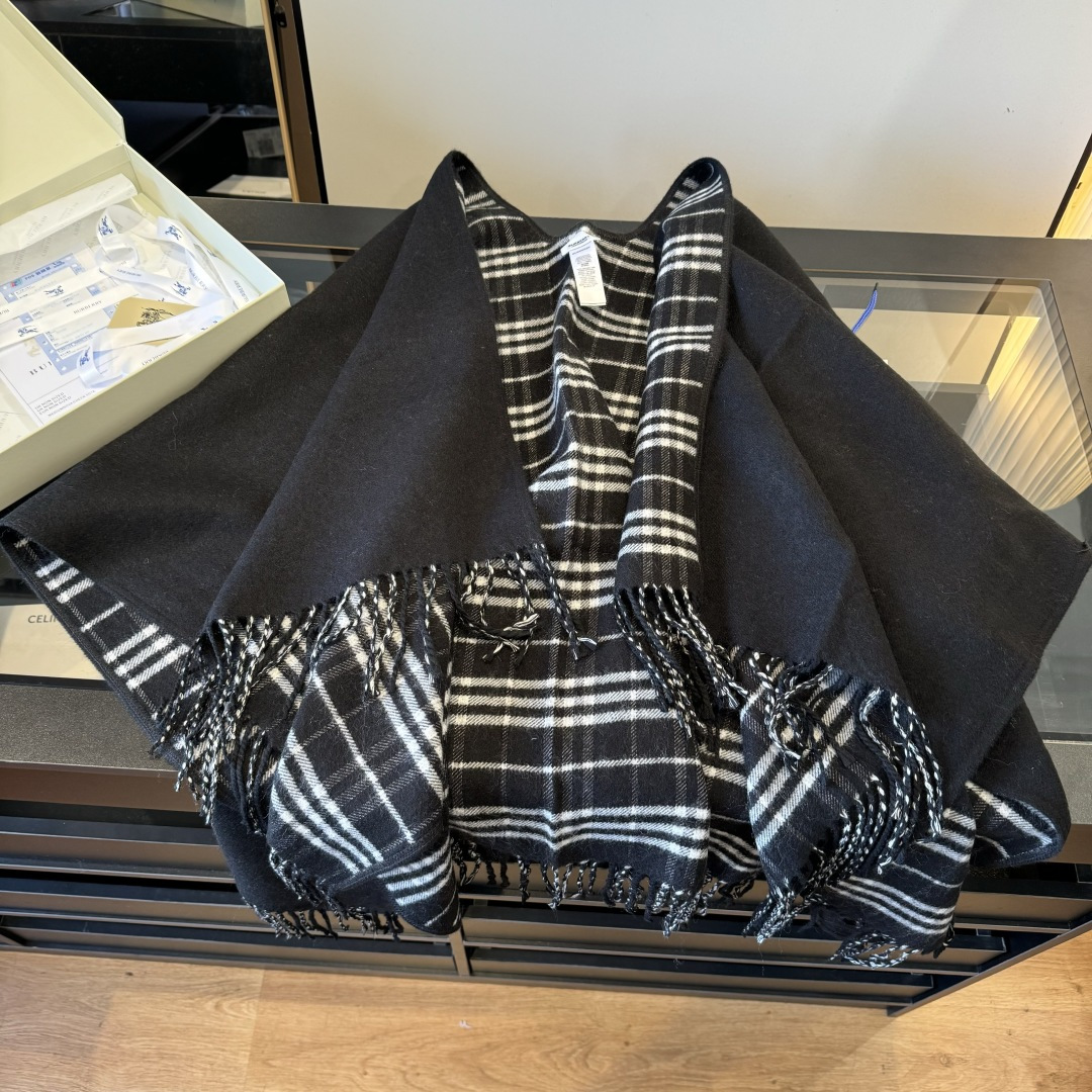 Burberry burberry 英伦格双面斗篷披肩 这批 全包 本来订制出口单 但是不明原因被扣留