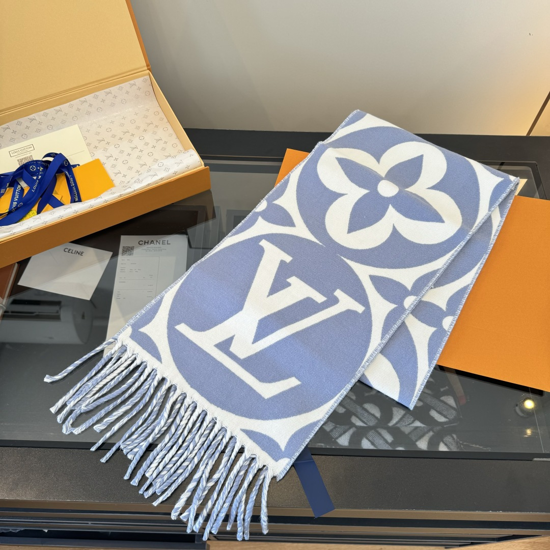 Louis Vuitton 今年热度最高的嫩粉拼白围巾本款LVEssential围巾聚焦大元素 以Monogram图案和路易威登标识宣示品牌底蕴