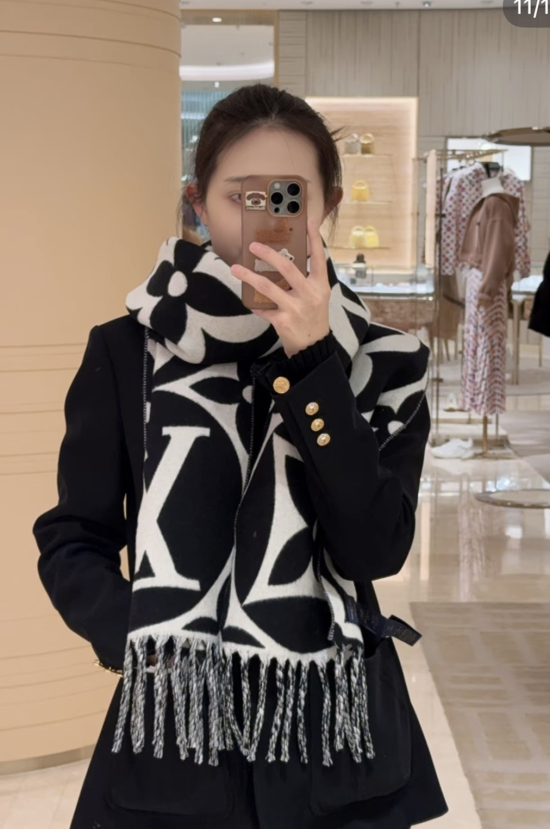 Louis Vuitton 今年热度最高的嫩粉拼白围巾本款LVEssential围巾聚焦大元素 以Monogram图案和路易威登标识宣示品牌底蕴