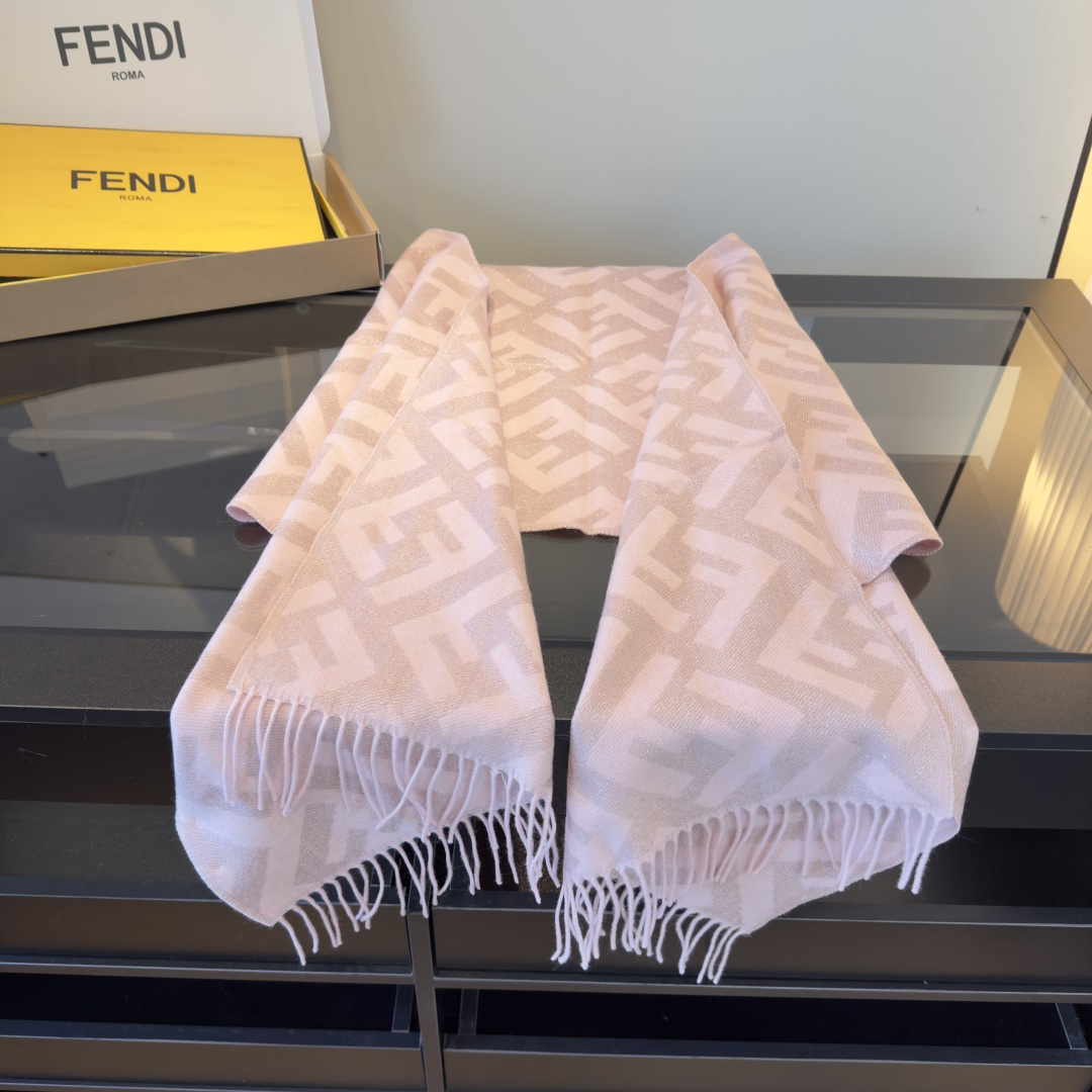 Fendi 市面最好的货 金丝线 VS ‼Fendi今年最火的围巾 全世界都在抢的老花FF字母款 主打的限量大 ‼也是有钱也很难买到的好玩意儿‼正儿八经的好东西