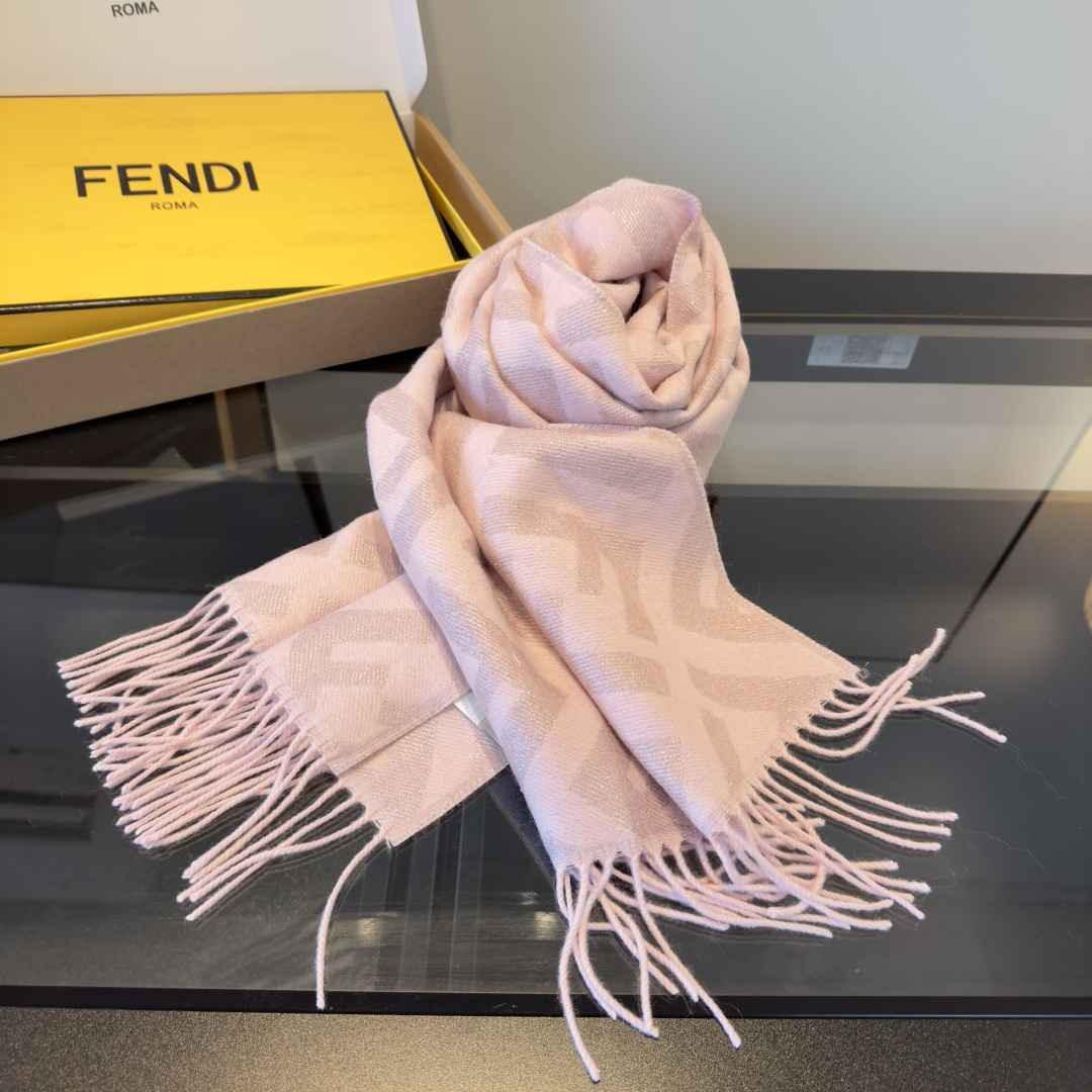 Fendi 市面最好的货 金丝线 VS ‼Fendi今年最火的围巾 全世界都在抢的老花FF字母款 主打的限量大 ‼也是有钱也很难买到的好玩意儿‼正儿八经的好东西