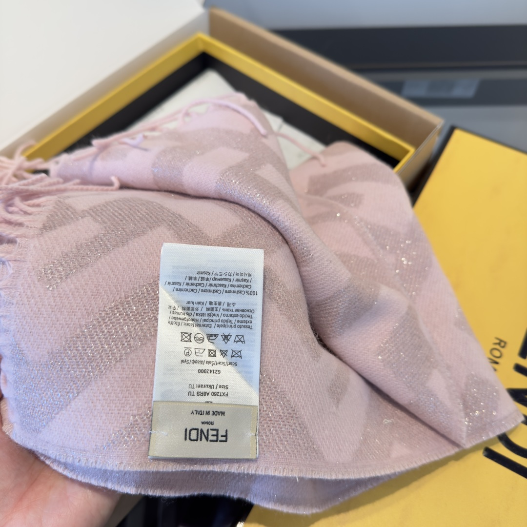 Fendi 市面最好的货 金丝线 VS ‼Fendi今年最火的围巾 全世界都在抢的老花FF字母款 主打的限量大 ‼也是有钱也很难买到的好玩意儿‼正儿八经的好东西