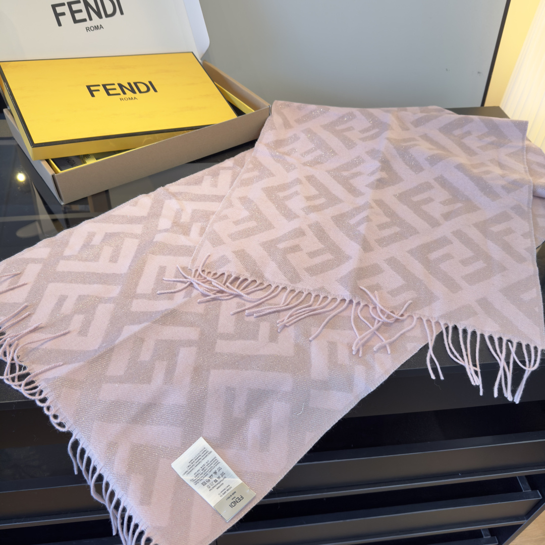 Fendi 市面最好的货 金丝线 VS ‼Fendi今年最火的围巾 全世界都在抢的老花FF字母款 主打的限量大 ‼也是有钱也很难买到的好玩意儿‼正儿八经的好东西