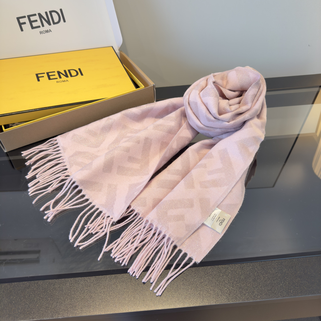 Fendi 市面最好的货 金丝线 VS ‼Fendi今年最火的围巾 全世界都在抢的老花FF字母款 主打的限量大 ‼也是有钱也很难买到的好玩意儿‼正儿八经的好东西