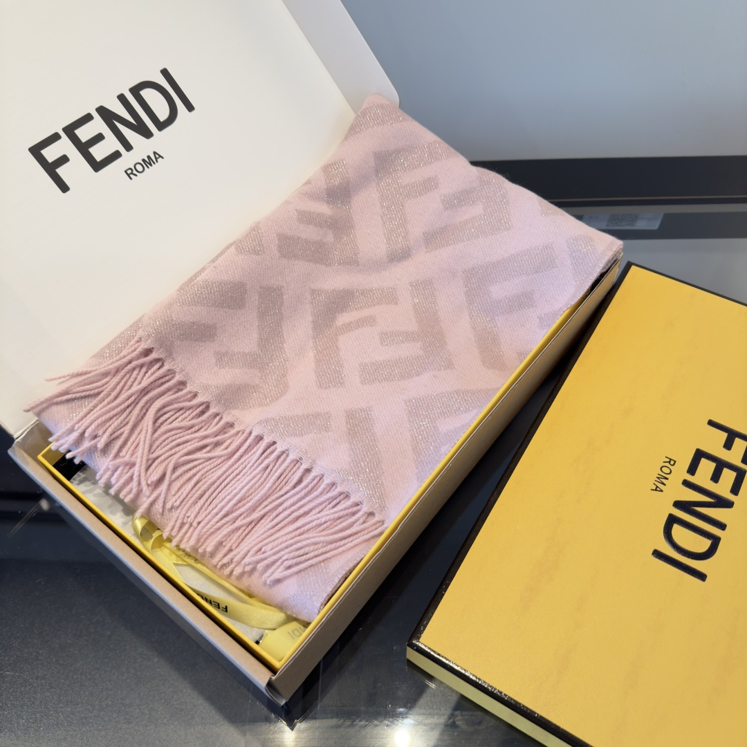 Fendi 市面最好的货 金丝线 VS ‼Fendi今年最火的围巾 全世界都在抢的老花FF字母款 主打的限量大 ‼也是有钱也很难买到的好玩意儿‼正儿八经的好东西