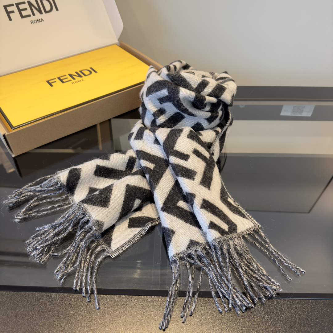 Fendi 市面最好的货 金丝线 VS ‼Fendi今年最火的围巾 全世界都在抢的老花FF字母款 主打的限量大 ‼也是有钱也很难买到的好玩意儿‼正儿八经的好东西