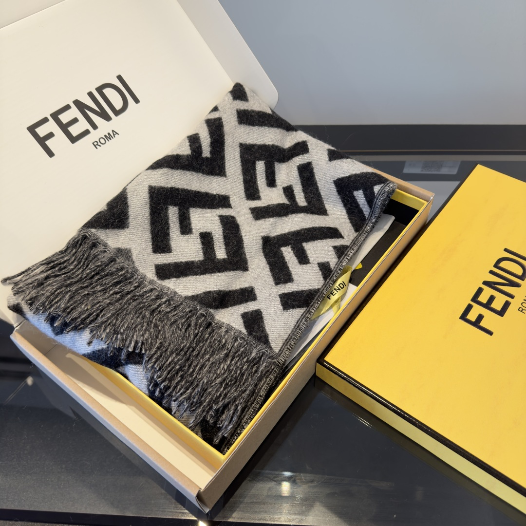 Fendi 市面最好的货 金丝线 VS ‼Fendi今年最火的围巾 全世界都在抢的老花FF字母款 主打的限量大 ‼也是有钱也很难买到的好玩意儿‼正儿八经的好东西