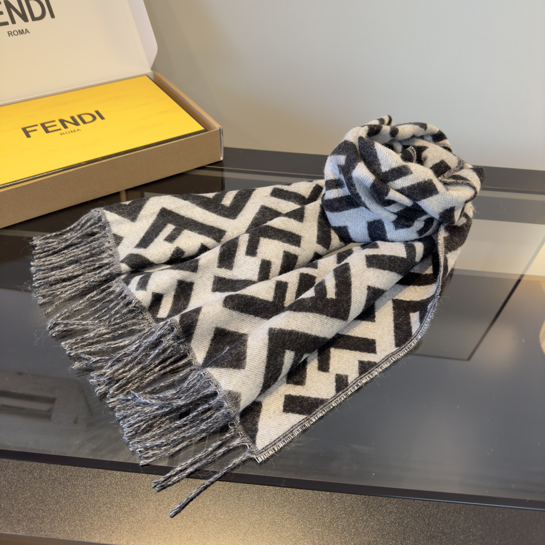 Fendi 市面最好的货 金丝线 VS ‼Fendi今年最火的围巾 全世界都在抢的老花FF字母款 主打的限量大 ‼也是有钱也很难买到的好玩意儿‼正儿八经的好东西