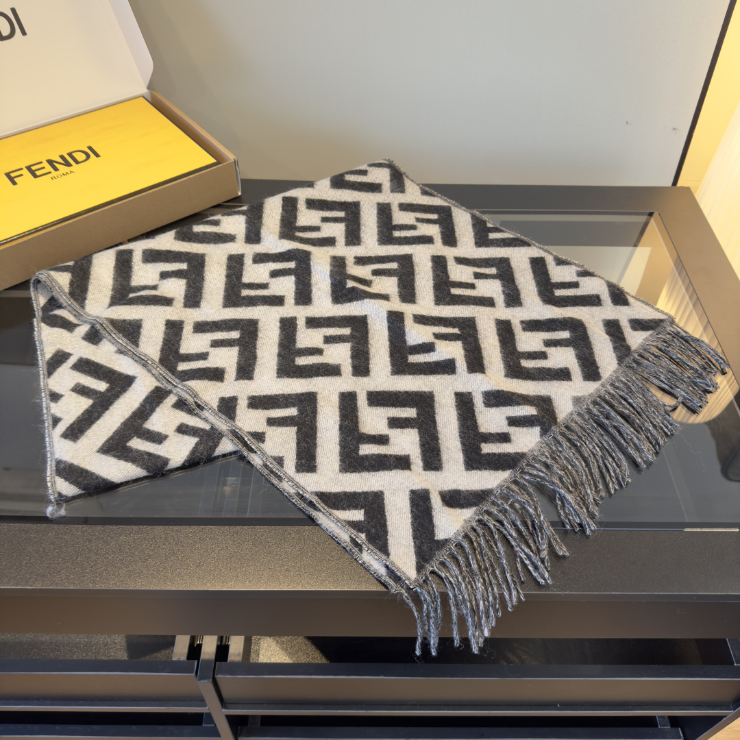 Fendi 市面最好的货 金丝线 VS ‼Fendi今年最火的围巾 全世界都在抢的老花FF字母款 主打的限量大 ‼也是有钱也很难买到的好玩意儿‼正儿八经的好东西