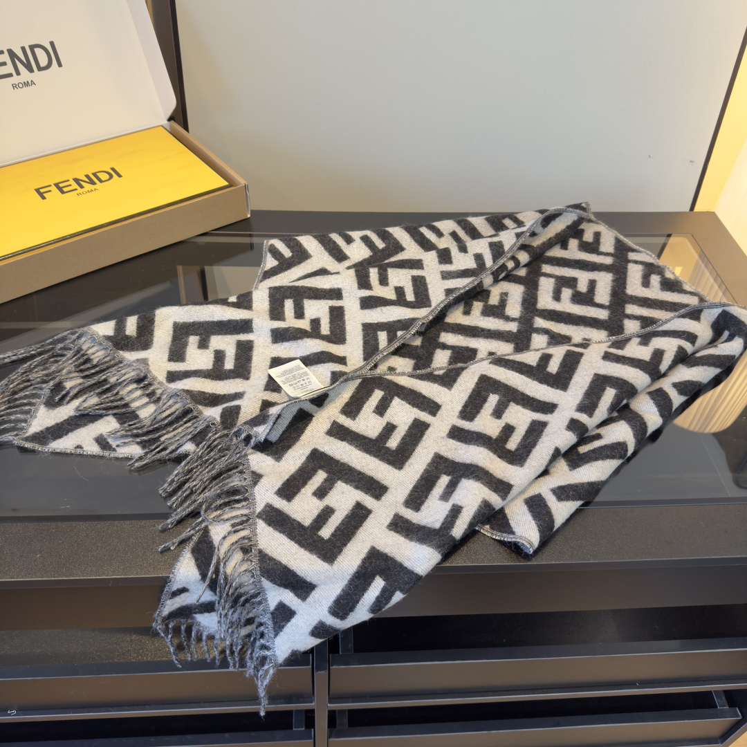Fendi 市面最好的货 金丝线 VS ‼Fendi今年最火的围巾 全世界都在抢的老花FF字母款 主打的限量大 ‼也是有钱也很难买到的好玩意儿‼正儿八经的好东西