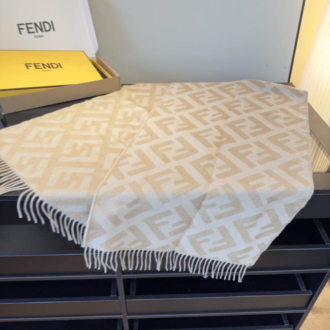 Fendi 市面最好的货 金丝线 VS ‼Fendi今年最火的围巾 全世界都在抢的老花FF字母款 主打的限量大 ‼也是有钱也很难买到的好玩意儿‼正儿八经的好东西