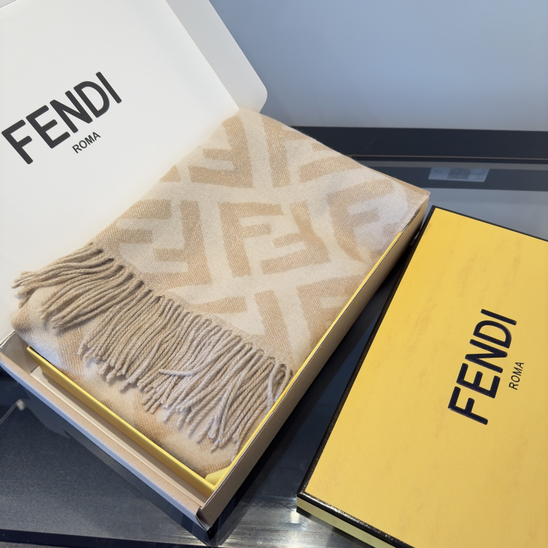 Fendi 市面最好的货 金丝线 VS ‼Fendi今年最火的围巾 全世界都在抢的老花FF字母款 主打的限量大 ‼也是有钱也很难买到的好玩意儿‼正儿八经的好东西
