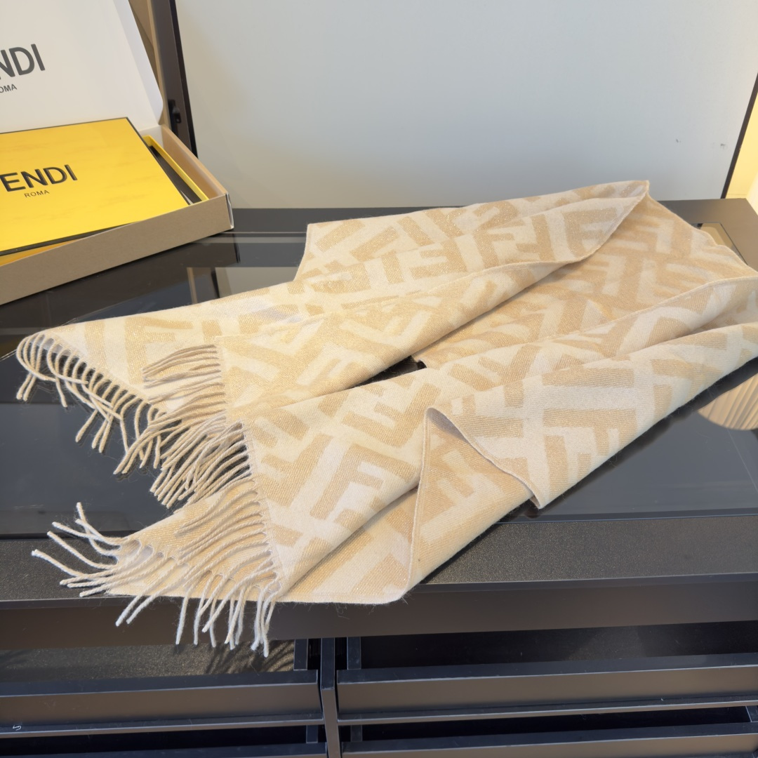 Fendi 市面最好的货 金丝线 VS ‼Fendi今年最火的围巾 全世界都在抢的老花FF字母款 主打的限量大 ‼也是有钱也很难买到的好玩意儿‼正儿八经的好东西