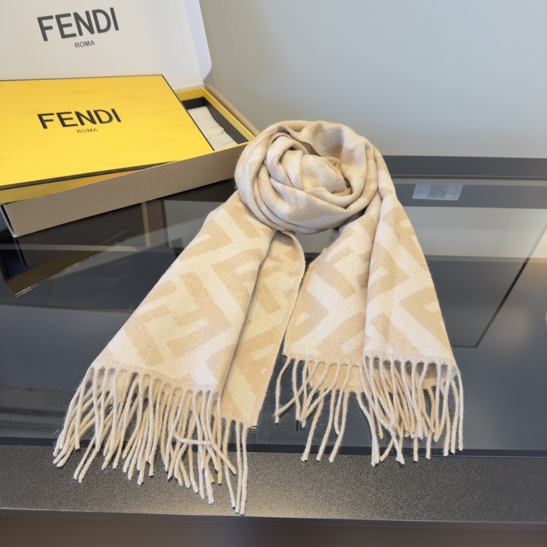 Fendi 市面最好的货 金丝线 VS ‼Fendi今年最火的围巾 全世界都在抢的老花FF字母款 主打的限量大 ‼也是有钱也很难买到的好玩意儿‼正儿八经的好东西