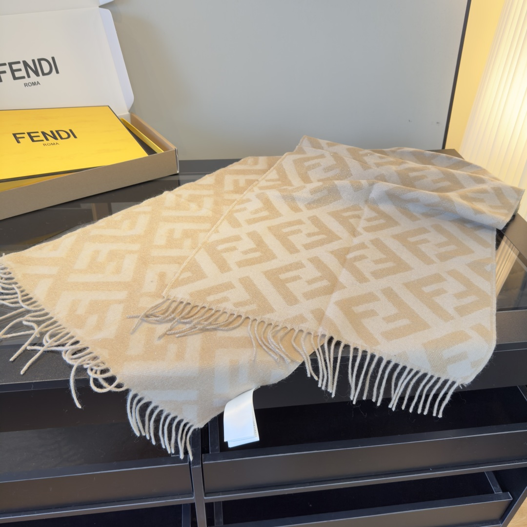 Fendi 市面最好的货 金丝线 VS ‼Fendi今年最火的围巾 全世界都在抢的老花FF字母款 主打的限量大 ‼也是有钱也很难买到的好玩意儿‼正儿八经的好东西