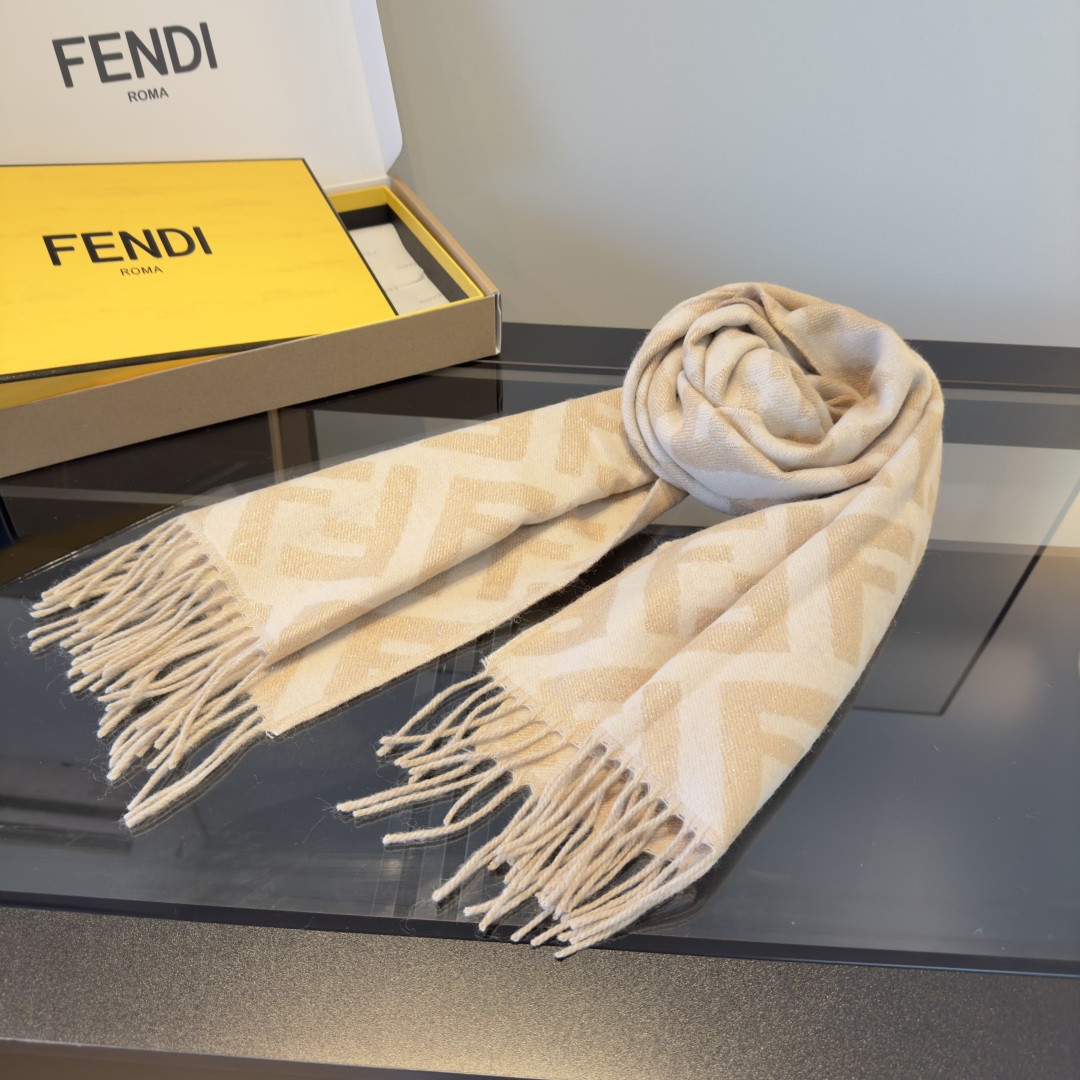 Fendi 市面最好的货 金丝线 VS ‼Fendi今年最火的围巾 全世界都在抢的老花FF字母款 主打的限量大 ‼也是有钱也很难买到的好玩意儿‼正儿八经的好东西