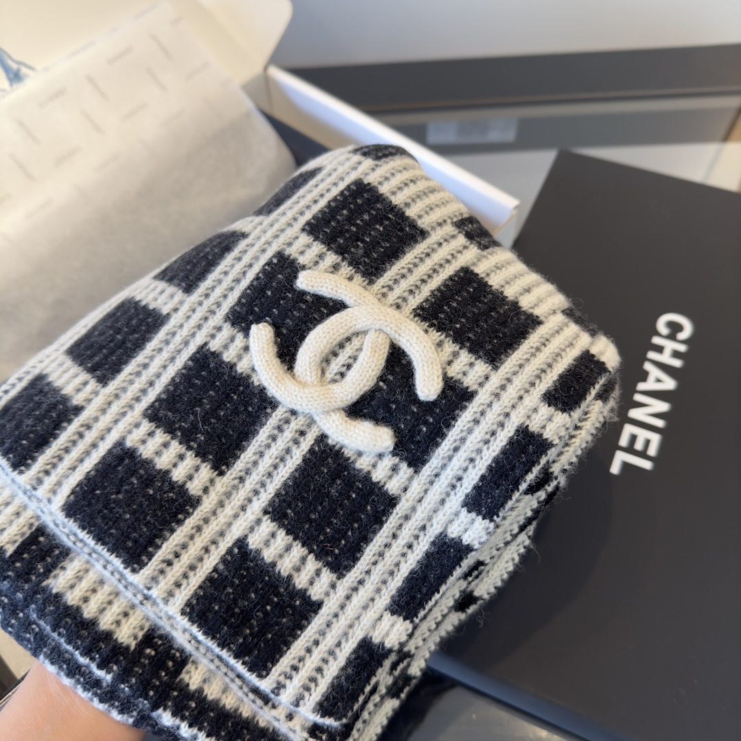 Chanel 新款Chanel · 香奈儿难得一见的针织单品 温柔配色 迷恋 气质低调恬静又不失优雅 重点推荐 一秒心动啊 高级