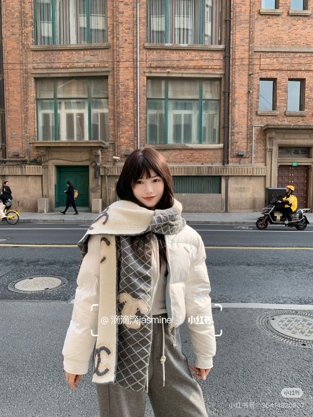 NO:586977,The top original single pair version, the high version is here, the upgraded version (upgraded quality, wider size) Chanel's new [Xiaoxiang embroidered shawl] is so beautiful [crying] The royal palace-level new model is on sale. The imported pure cashmere fashionable embroidered knitted wool scarf and shawl is extremely beautiful. It really matches the skin tone of the upper body. It is versatile. It depends on you whether it looks good or not.  Scarf size 35180cm, selected pure cashmere, the first choice for gifts. High version scarf, high version scarf, chanel, shawls19860909顶级原单对版 高版本来啦升级款啦（质量升级,尺寸加宽）香奈儿新款【小香刺绣披肩】美翻了[流泪]御用殿堂级极品新款在售 进口纯羊绒时尚绣花针织毛线围巾披肩美丽至极 真的 上身极为衬肤色 百搭 好看不好看自己看吧 围巾尺寸35180cm,精选纯羊绒,送礼首选佳品.高版本围巾,高版本围巾,chanel,shawls,scarf