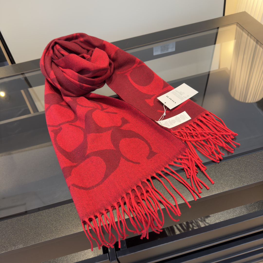 💰185¥
COACH 经典正老花花型披肩
尺寸:48*193cm 材质:97%羊毛 3%羊绒
蔻驰经典的老花系列,不仅有颜值还有品质,手感超级软糯和舒服,整体宽度还可以,算是个小披肩。正反面做的互补色,一面是深色logo搭配浅色底,另一面是相反色,温温柔柔的感觉