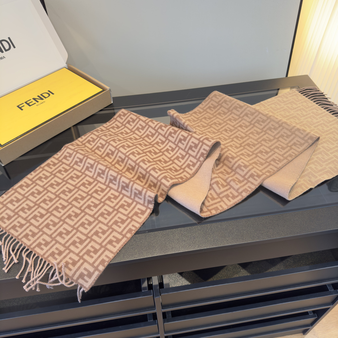 Fendi 新款 ‼ Fendi今年最火的围巾 全世界都在抢的老花FF字母款 主打的限量大 ‼ 也是有钱也很难买到的好玩意儿‼ 正儿八经的好东西