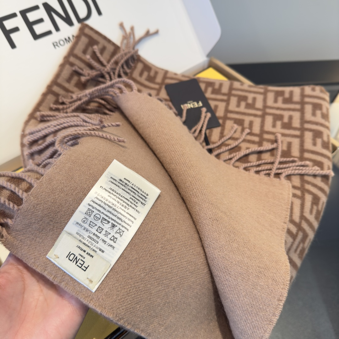 Fendi 新款 ‼ Fendi今年最火的围巾 全世界都在抢的老花FF字母款 主打的限量大 ‼ 也是有钱也很难买到的好玩意儿‼ 正儿八经的好东西
