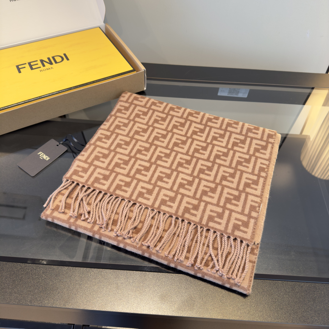 Fendi 新款 ‼ Fendi今年最火的围巾 全世界都在抢的老花FF字母款 主打的限量大 ‼ 也是有钱也很难买到的好玩意儿‼ 正儿八经的好东西