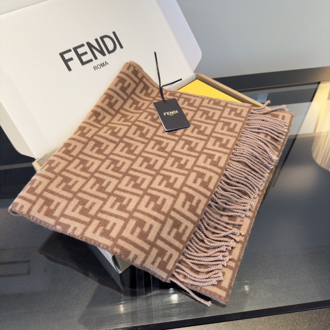 Fendi 新款 ‼ Fendi今年最火的围巾 全世界都在抢的老花FF字母款 主打的限量大 ‼ 也是有钱也很难买到的好玩意儿‼ 正儿八经的好东西