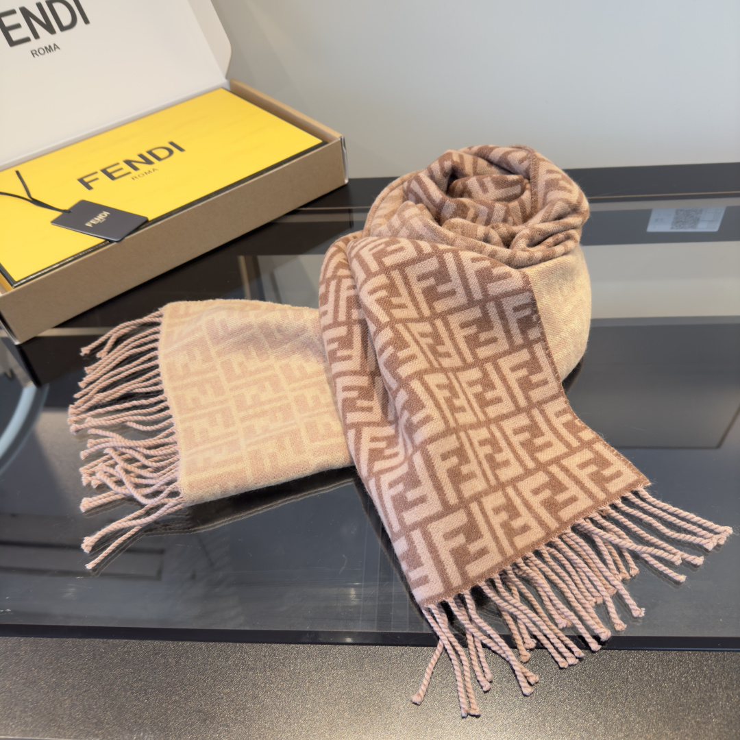 Fendi 新款 ‼ Fendi今年最火的围巾 全世界都在抢的老花FF字母款 主打的限量大 ‼ 也是有钱也很难买到的好玩意儿‼ 正儿八经的好东西