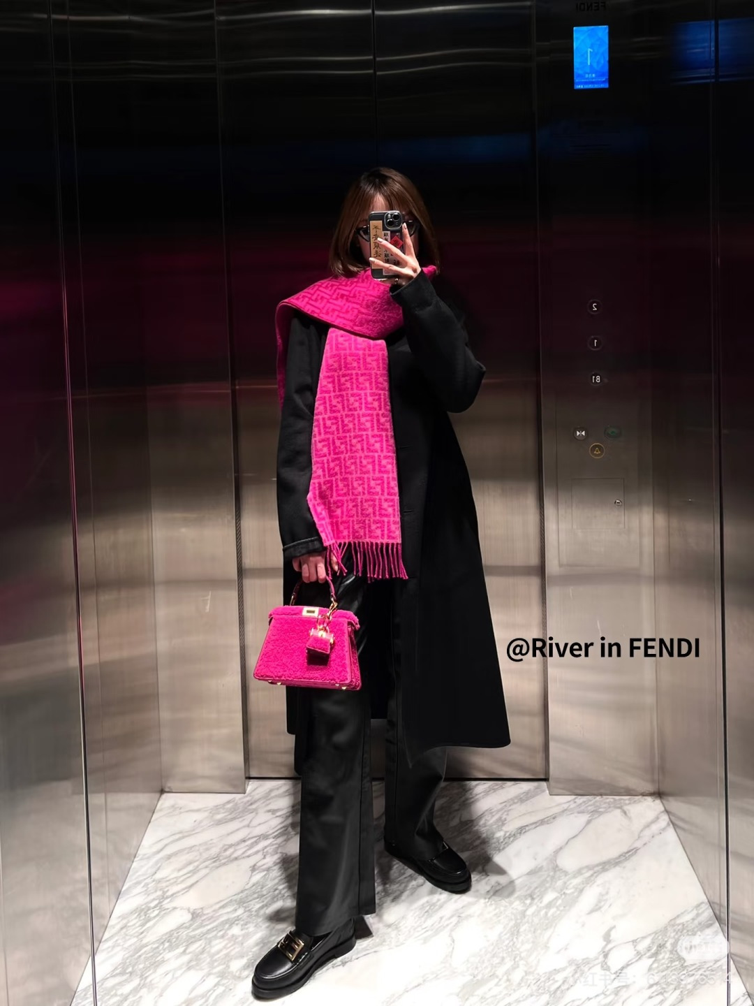 Fendi 新款 ‼ Fendi今年最火的围巾 全世界都在抢的老花FF字母款 主打的限量大 ‼ 也是有钱也很难买到的好玩意儿‼ 正儿八经的好东西