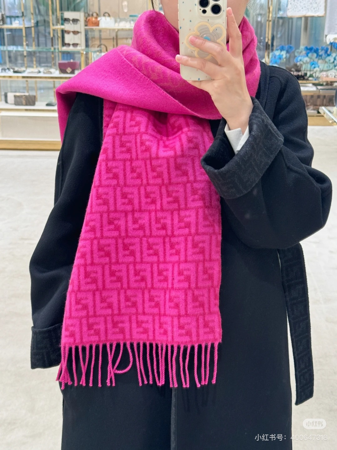 NO:587000,The new best Fendi scarf is the most popular this year. The world is grabbing it. The presbyopic FF letter model is the main limited edition. It is also a good thing that is hard to buy even if you have money. It is a serious good thing. It is exactly the same as the real material. It is said that this kind of scarf consumes many raw materials. It is said that many are out of stock at the moment~~ It is really versatile and gives the upper body a good feeling.  Some of the quality UpUp were pulled out and compared with ours. They are exactly the same. The labels, numbers, tags, and main labels are all exactly the same. Purchase and sell them on behalf of others. Have fun buying them. This is an export order from a Hong Kong company. In short, it is a surprise. Don’t be too little, this kind of specification is getting rarer and rarer and is cherished. The aura of the upper body effect is very powerful!  Purely hand-combed. Absolutely heavyweight!  Different from the structure of the desired scarf, the effect of this scarf is very special. It feels soft and has texture, the yarn is detailed and distinct, and the pattern is very stylish. If you take a picture with a mobile phone, it will amaze the audience. The high-density and meticulous workmanship of big-name things is really exquisite and ingenious. Specifications: 78 wool 22 cashmere [original fabric] 35x190 high version scarf, high version scarf, fendi19860909新款极品Fendi今年最火的围巾全世界都在抢的老花FF字母款主打的限量大极品也是有钱也很难买到的好玩意儿正儿八经的好东西,真材实料一模一样,这样的一条非常耗原料据说目前很多断货~~真的相当的百搭,上身气质UpUp有的拉出来再对比下我们的,简直一模一样,标签编号吊牌主标什么的都是一模一样代购卖＋,买到偷着乐吧,这是一个香港公司的出口订单总之是惊喜.不要嫌少,这种规格越来越少且珍惜.上身效果气场非常强大！纯手工精梳处理.绝对是重磅！不同于希望的围巾组织构造,这款围巾的效果很特别,手感柔软成色有质感,纱线细致分明,版型更是非常有型,用手机拍出来都能惊艳全场高密度精工细作大牌的东西真的非常考究,匠心之作.规格:78羊毛22羊绒【原版面料】 35x190高版本围巾,高版本围巾,fendi,scarf