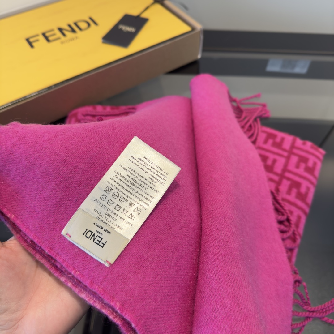 Fendi 新款 ‼ Fendi今年最火的围巾 全世界都在抢的老花FF字母款 主打的限量大 ‼ 也是有钱也很难买到的好玩意儿‼ 正儿八经的好东西