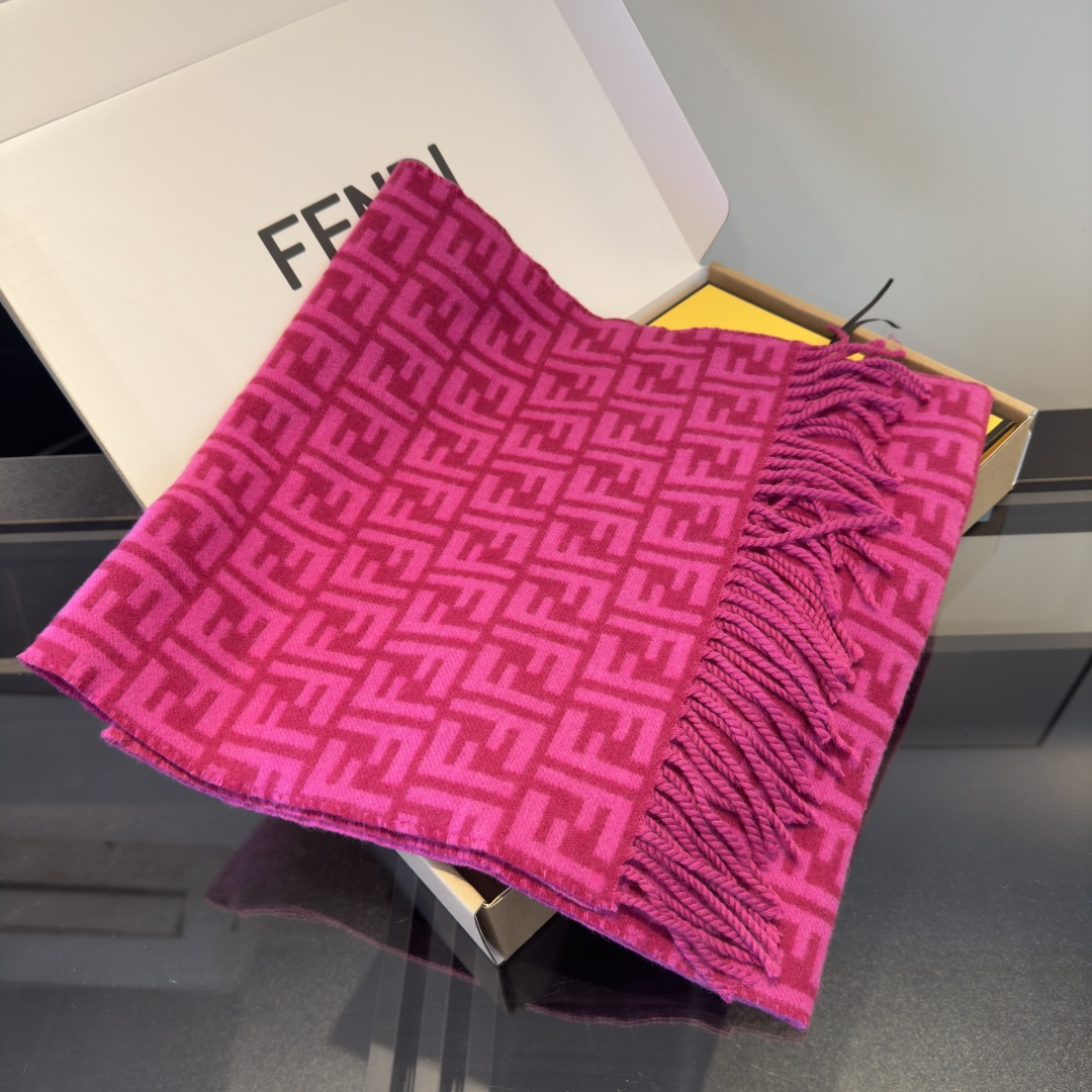 Fendi 新款 ‼ Fendi今年最火的围巾 全世界都在抢的老花FF字母款 主打的限量大 ‼ 也是有钱也很难买到的好玩意儿‼ 正儿八经的好东西