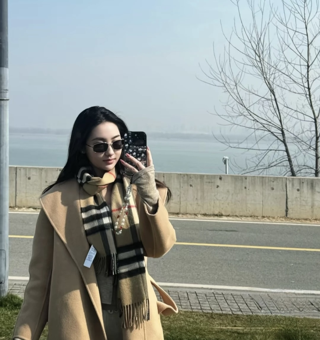 Burberry 匠心巨作 · 大格双面提花羊绒围巾 完全等于2条围巾‼ 品牌首席创意总监Riccardo Tisci 最喜爱的标志之一