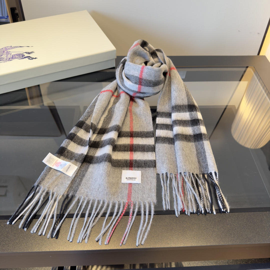 Burberry 匠心巨作 · 大格双面提花羊绒围巾 完全等于2条围巾‼ 品牌首席创意总监Riccardo Tisci 最喜爱的标志之一