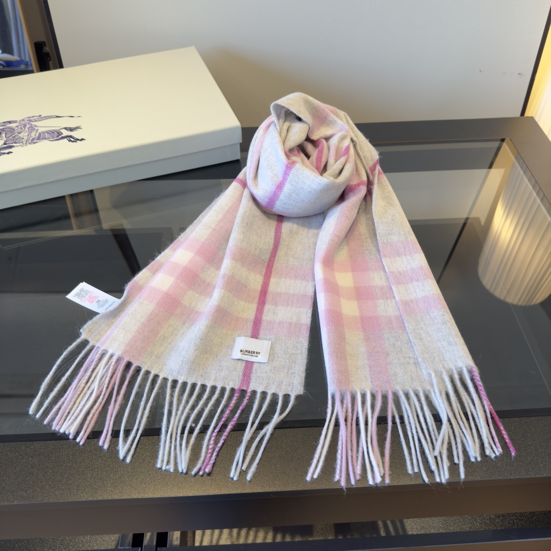 Burberry 匠心巨作 · 大格双面提花羊绒围巾 完全等于2条围巾‼ 品牌首席创意总监Riccardo Tisci 最喜爱的标志之一