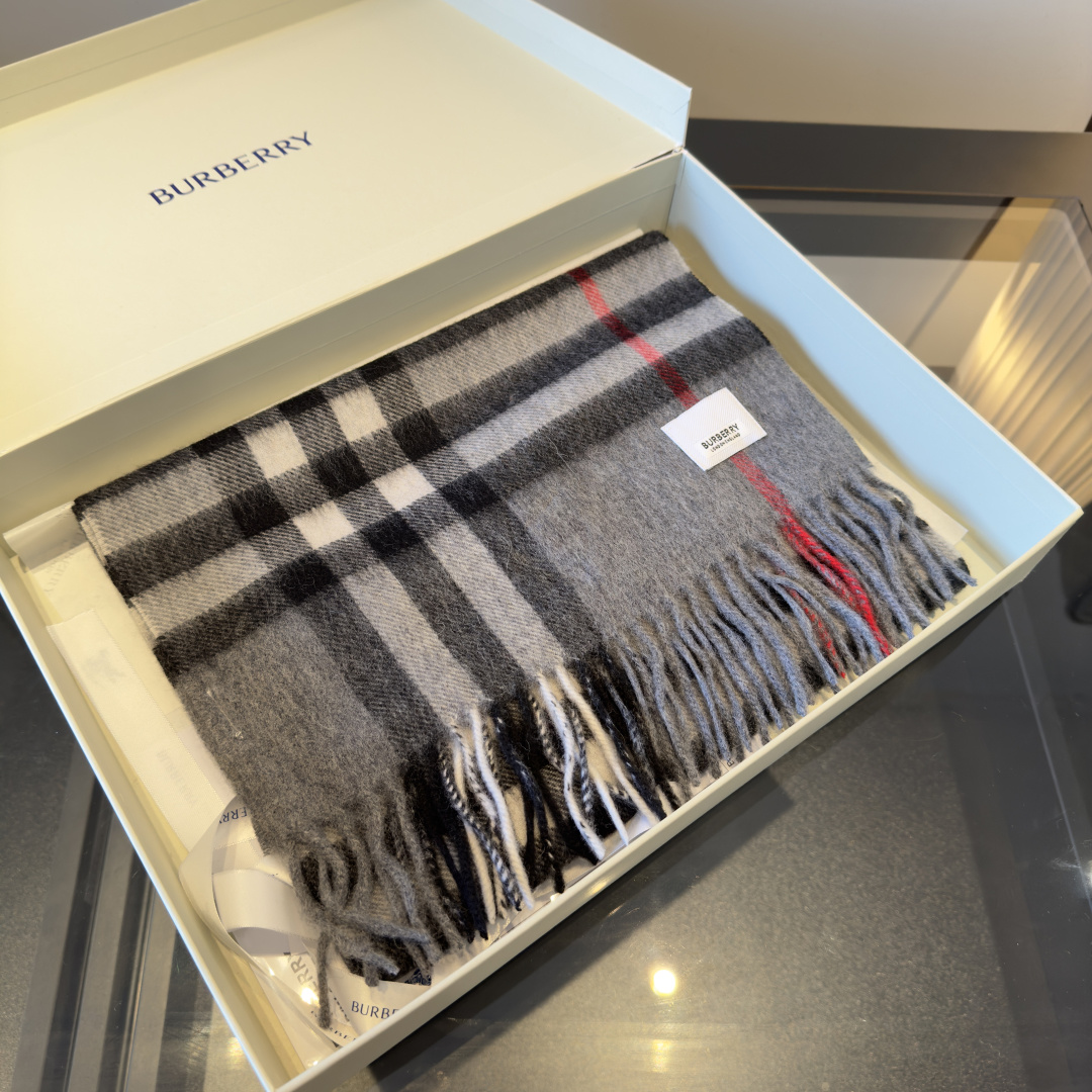 Burberry 匠心巨作 · 大格双面提花羊绒围巾 完全等于2条围巾‼ 品牌首席创意总监Riccardo Tisci 最喜爱的标志之一