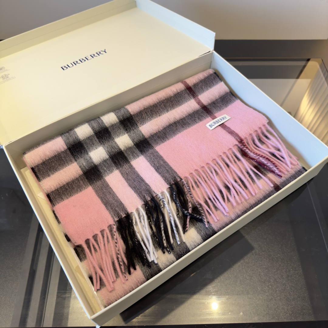 Burberry 匠心巨作 · 大格双面提花羊绒围巾 完全等于2条围巾‼ 品牌首席创意总监Riccardo Tisci 最喜爱的标志之一