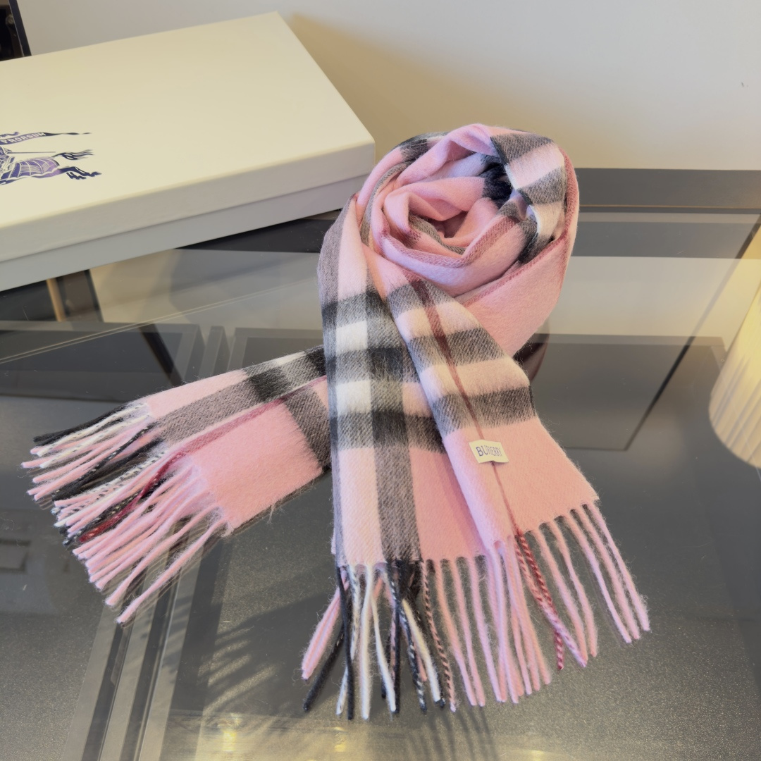 Burberry 匠心巨作 · 大格双面提花羊绒围巾 完全等于2条围巾‼ 品牌首席创意总监Riccardo Tisci 最喜爱的标志之一