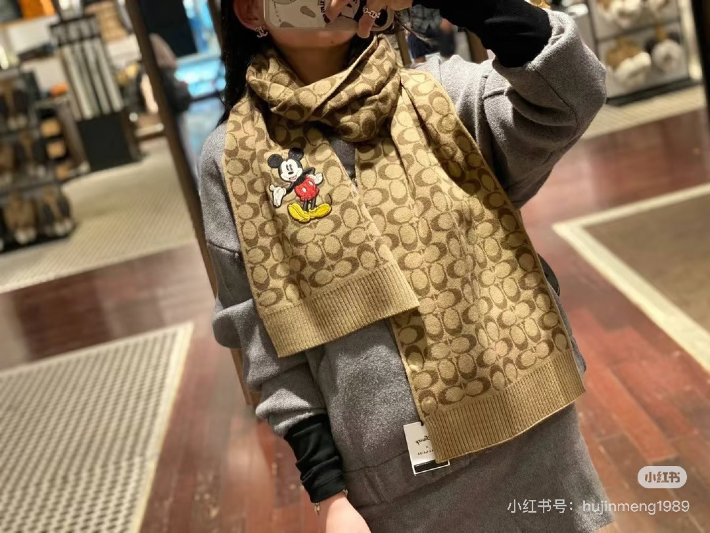 💰200¥
COACH＆迪士尼 联名米奇围巾 
   针织面料 100%澳毛 螺纹下摆 男女同款  单款单色 精致 细节到位  手感软糯 配色百搭 规格25*160cm