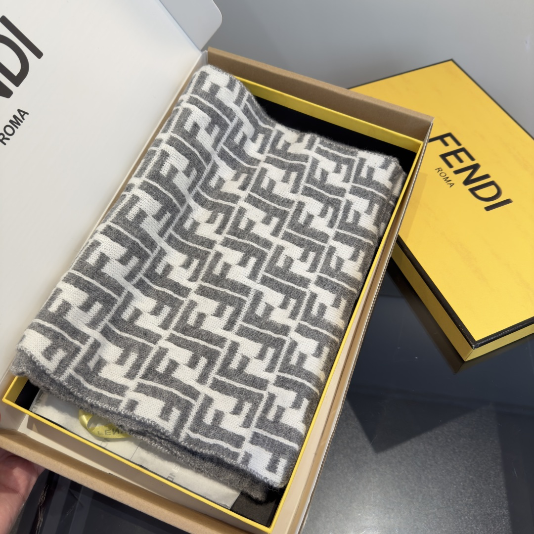 Fendi 芬迪喜欢小众不撞款的Fendi推荐入 过冬 非常的低调奢华 的简约设计 高级 精必入推荐