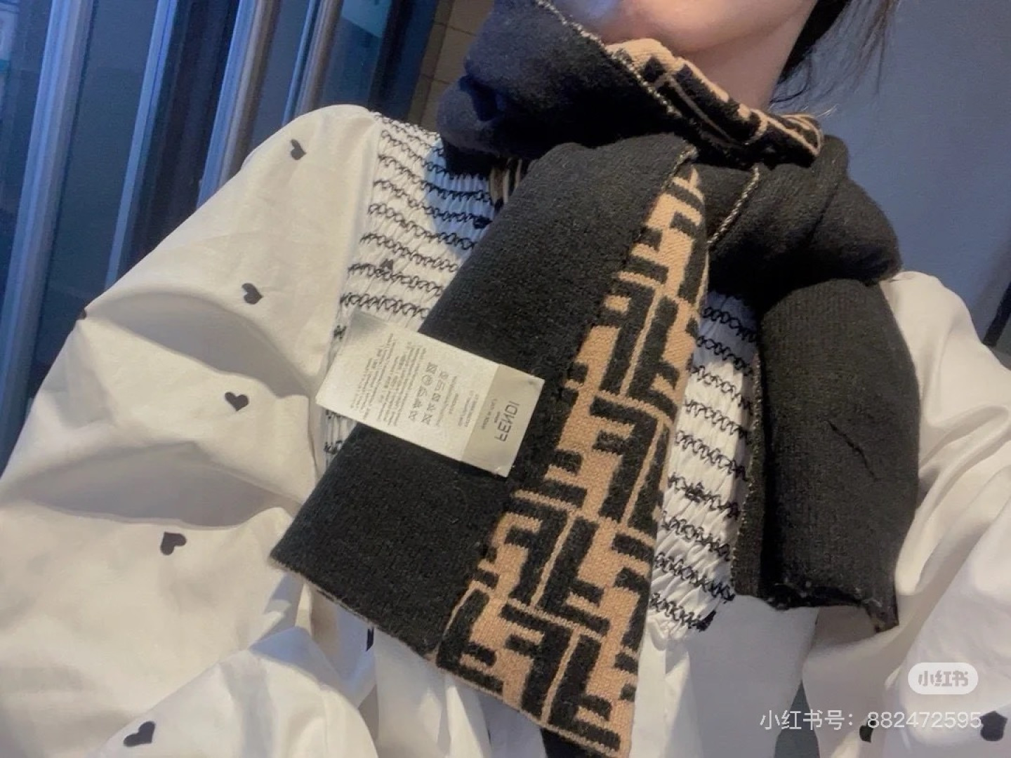 NO:586991,Fendi If you like niche and non-contrasting styles, Fendi is recommended!  】Spend the winter in style!  !  Very low-key luxury, exquisite and elegant simple design, high-end fashion must be recommended, the feeling on the upper body really exudes extraordinary temperament!  Comes with a high-end aura, unique high-end elegance, and a stable 'high rank'!  Size specification 30*180cm cashmere wool long scarf ~ two colors. High version scarf, high version scarf, fendi, fendi19860909芬迪喜欢小众不撞款的Fendi推荐入！】时髦过冬！！非常的低调奢华,精致大气的简约设计,高级时髦精必入推荐,上身的感觉真的散发非凡的气质！自带高级气场 独有的高级优雅,稳稳的“高段位”！尺寸规格30*180cm羊绒羊毛长巾~两个色.高版本围巾,高版本围巾,fendi,fendi,scarf