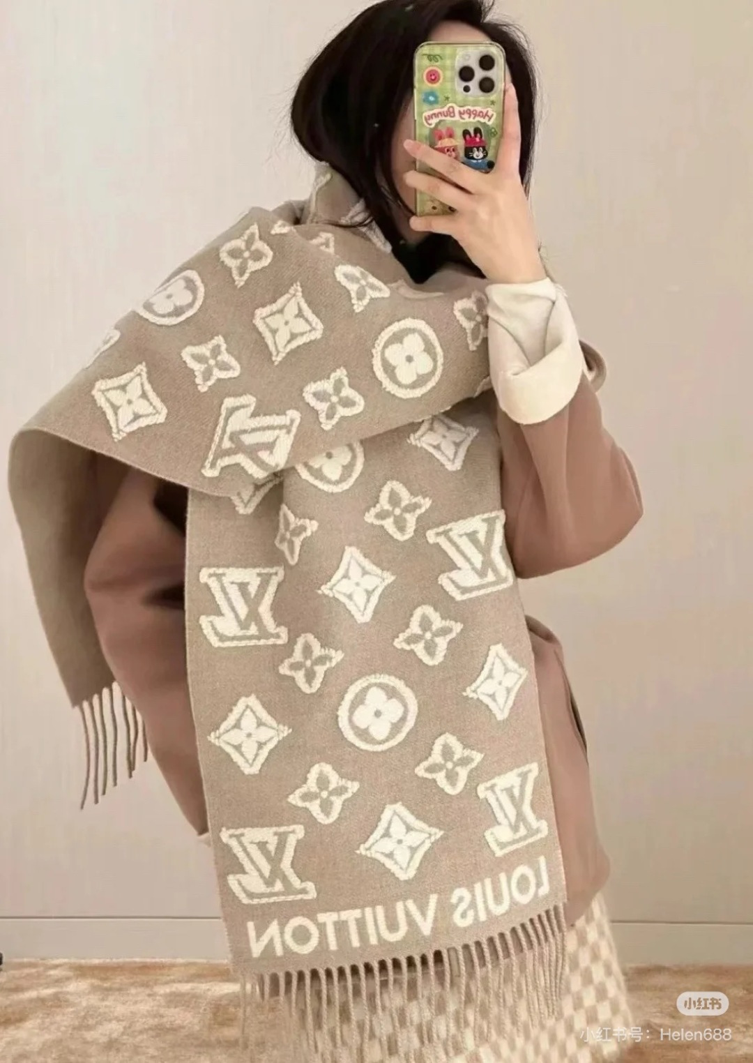 💰190¥
驴家（LV）｜3D 围巾
Size ：34*200cm  
材料：90%羊毛，9%山羊绒，1%桑蚕丝

最新款3D 围巾为柔软毛绒混纺织入 Monogram 图案，再以撞色羊毛皮演绎瞩目 3D 效果。剪花工艺令两面呈现迥异肌理，兼具创意巧思与潮流风范。