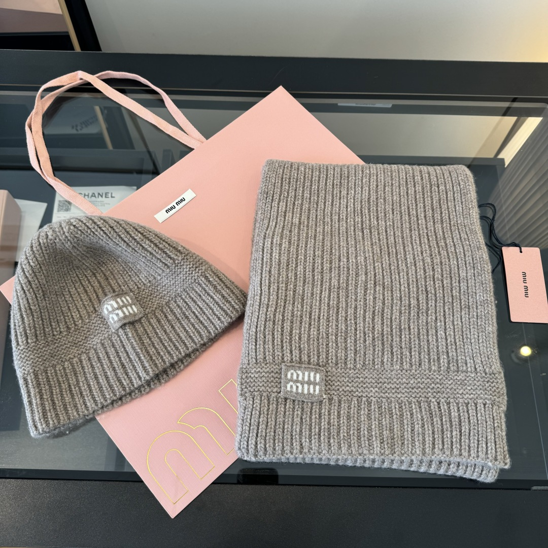 Miu Miu miumiu 套装 又保暖又有质感的羊绒围巾帽子套装 温暖一整个冬天 毛茸茸的好温暖